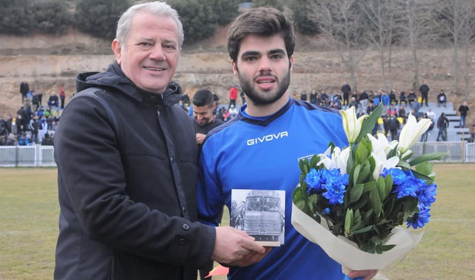Η υποδοχή του Ηρακλή στο Ασβεστοχώρι και το συμβολικό δώρο στην ομάδα.